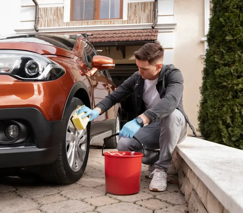 Lavage auto à domicile Amendeuix-Oneix : professionnel intervenant sur un véhicule